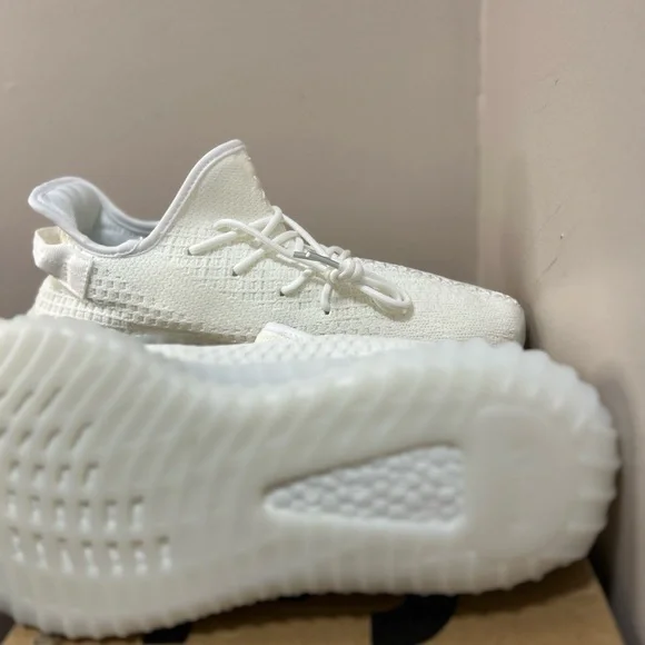 Yeezy 350 - Picture 8 of 8